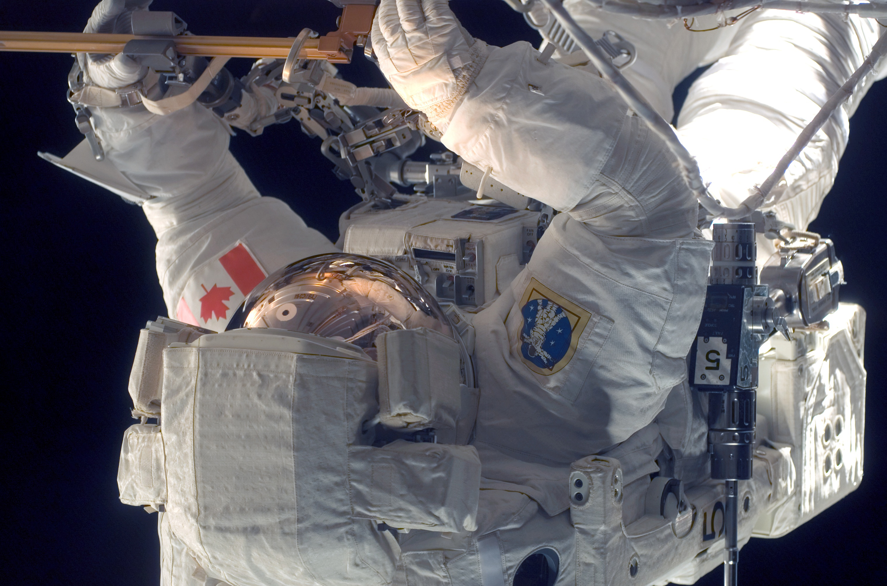 Космонавт в открытом космосе картинки