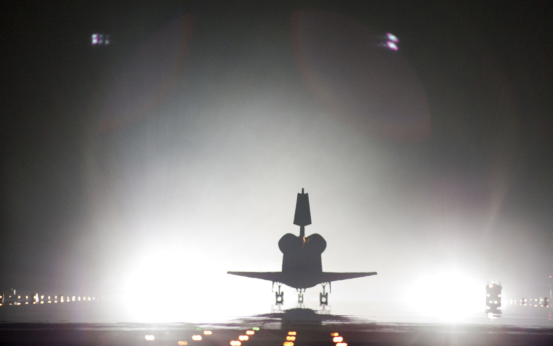 Атмосферный шаттл НАСА. Самолёт туман ночь. Прощальный полет шаттла. Space Shuttle landing. Leading space